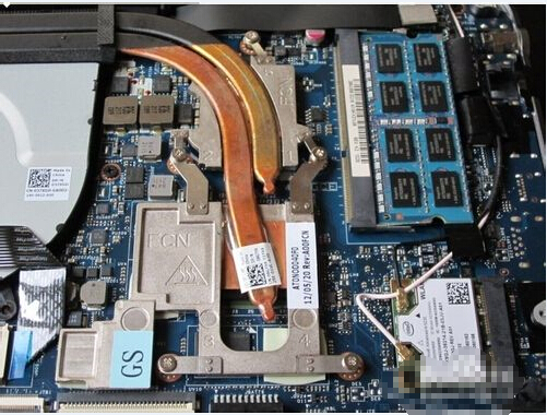9、检查有什么没有没有安装到位东西,确认无误后装好内置电池或者直接盖好后盖并且拧紧螺丝。 10、开机,开启鲁大师进行拷机测试(每次测试时间10-40分钟),由于刚装完新的液金硅脂,液金硅脂与芯片和散热器之间有个简短的磨合期(大约1-2天)。我们暂且从第二天正式起算。 这时,不出意外情况的话,你会惊奇的发现拷机测试的最高温度比之前未改装的最高温测试降低至少10摄氏度、10摄氏度是真真切切从根源入手降低的,且长期有效,远比加装散热垫等手段有效得多。当然,为了彻彻底底改善高温情况,将加装散热垫,降