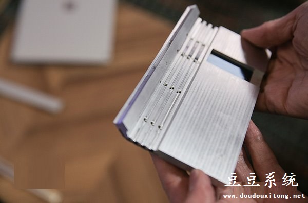 微软展示笔记本Surface Book内部结构设计原型