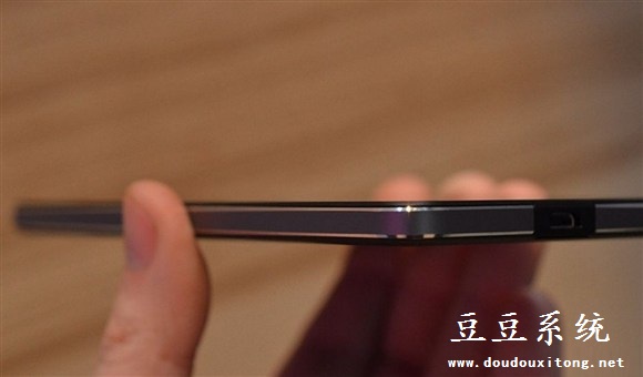 外媒评价微软底端手机Lumia 650外观设计没必要这么漂亮